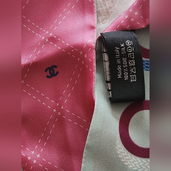 Authentic CHANEL Pink CC Printed Silk Twill Slim Bandeau 2023 Limited Edition - Picture 6 of 13